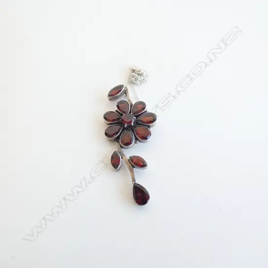 STG SILVER & GARNET PENDANT NECKLACE