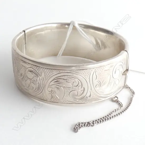 HEAVY SILVER HINGED BANGLE