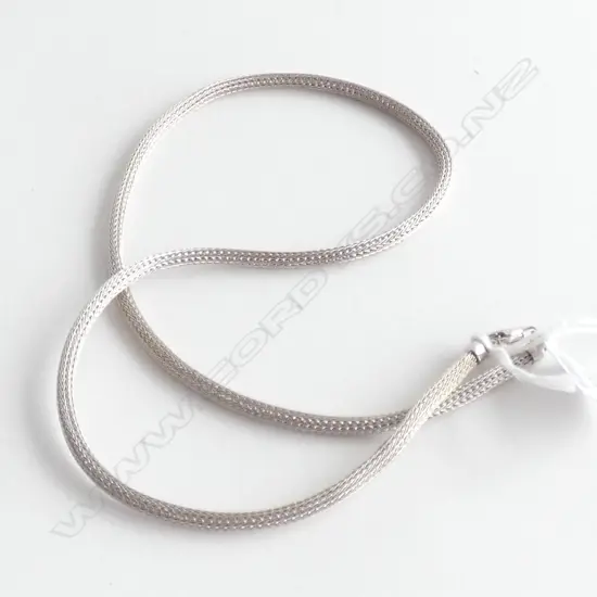 18CT WHITE GOLD NECKLACE