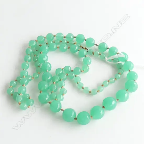 APPLE JADE GLASS BEAD NECKLACE