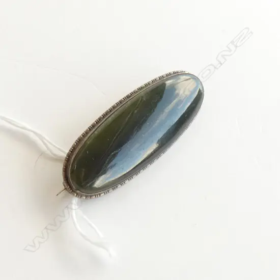UNMARKED SILVER FRAMED POUNAMU BROOCH