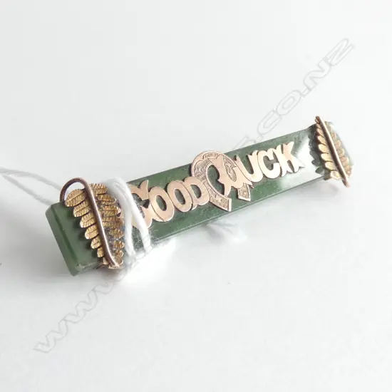 (20140) 9CT NZ GREENSTONE 'GOOD LUCK' BROOCH