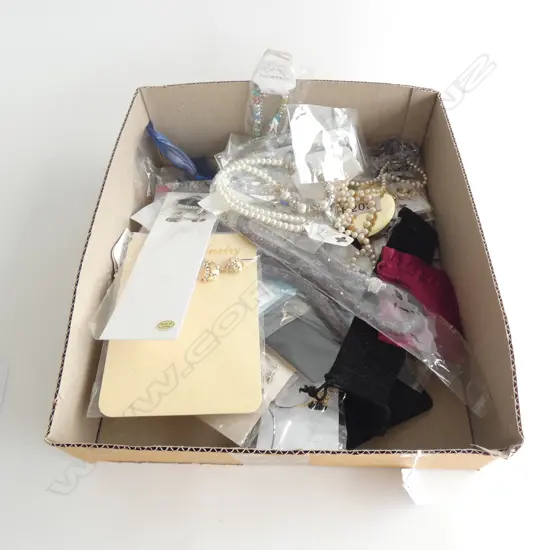 COLLECTION COSTUME JEWELLERY