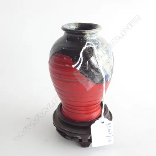 JAPANESE SUMIDA GAWA VASE ON WOODEN STAND H.130mm