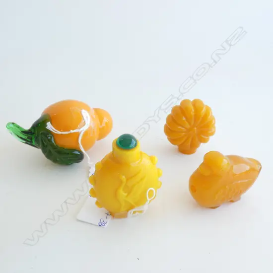 4 YELLOW / AMBER GLASS PCS; FRUIT / DUCK & 2 ORIENTAL SNUFF BOTTLES 