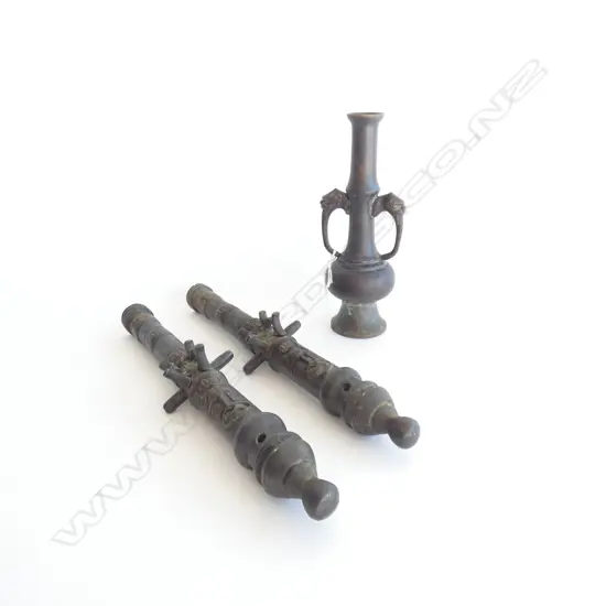 3 ORIENTAL BRASS PCES; PR CANONS + VASE H.160mm