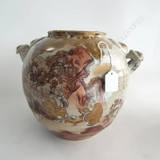 ORIENTAL VASE WITH REISHI DECORATION. H230 W282.