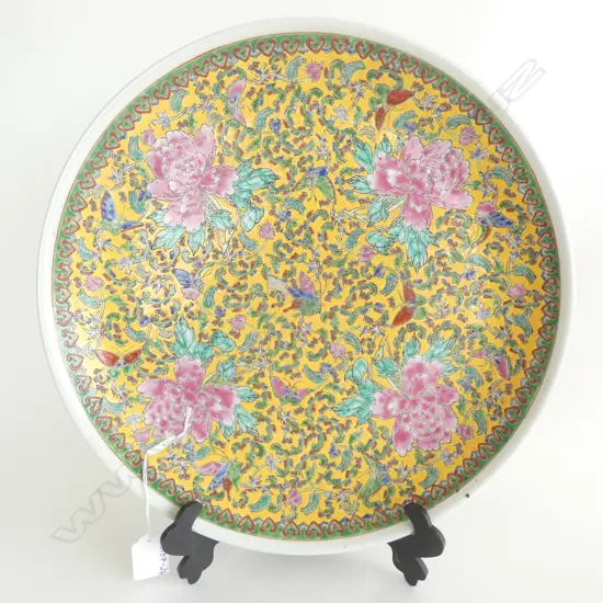 LG VINTAGE CHINESE YELLOW GROUNDED FAMILLE ROSE PLATE W BUTTERFLIES & FLOWERS DIA  357MM