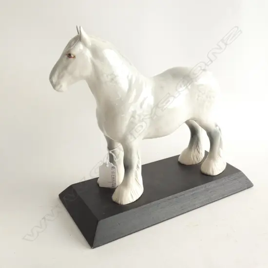 BESWICK GREY SHIRE HORSE ON STAND L.270mm A/F