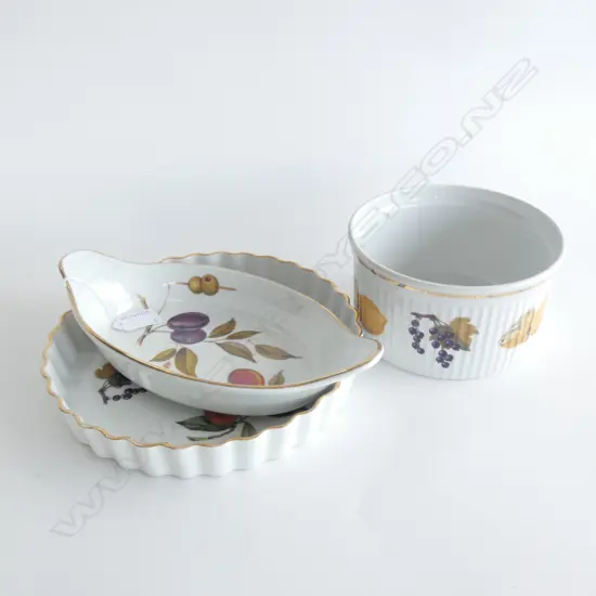 3 PCES ROYAL WORCESTER; QUICHE 230mm dia, SOUFFLE, OVAL DISH