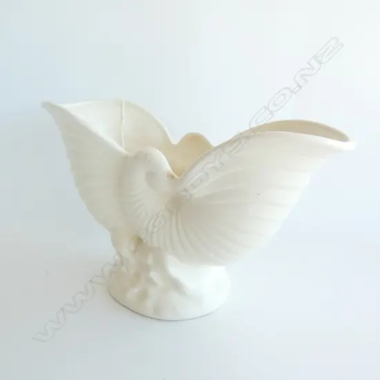 CROWN LYNN WHITE NAUTILUS SHELL VASE W.295mm