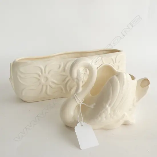 CROWN LYNN - SM WHITE SWAN (A/F) & TROUGH VASE #107 L  260MM