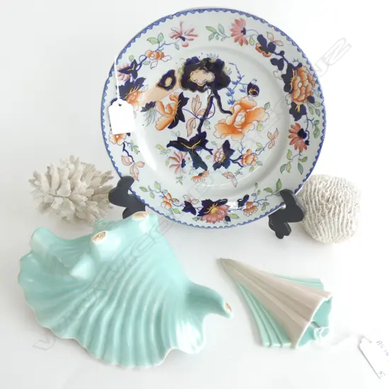 2 PCES CORAL, 2 PCES POOLE, OLD TONQUIN IMARI PLATE 220mm dia