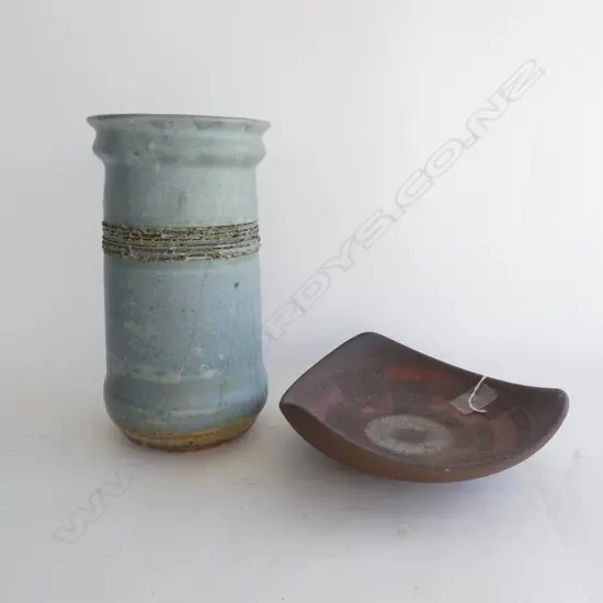 BLUE POTTERY VASE (H250MM) & TRIANGULAR DISH DIA 205MM)