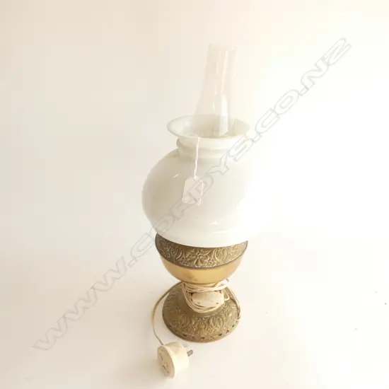 OLD KEROSENE STYLE BRASS & GLASS TABLE ELECTRIC LAMP H. 460MM