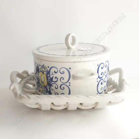 VILLEROY & BOCH 'CADIZ' LIDDED SERVING BOWL (DIA 205MM) & LG LATTICE DISH (l310MM)