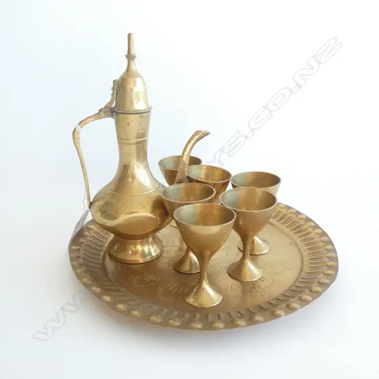 SM BRASS MIDDLE EASTERN COFFEE SET; POT (H 170MM) /TRAY & 6 CUPS