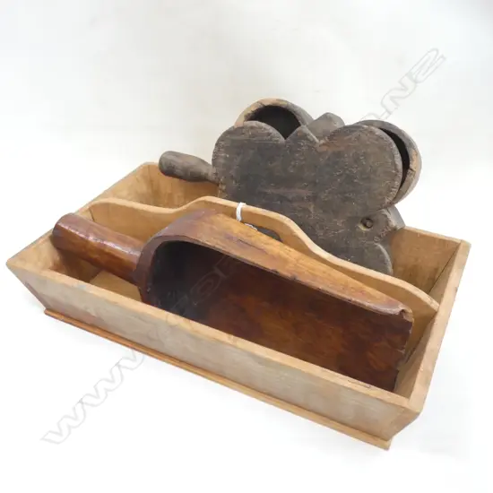 3 PCES TREEN; CUTLERY HOLDER L.450mm, SCOOP ETC