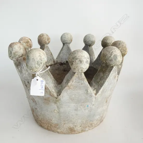 FIBREGLASS CROWN PLANT POT 270mm dia