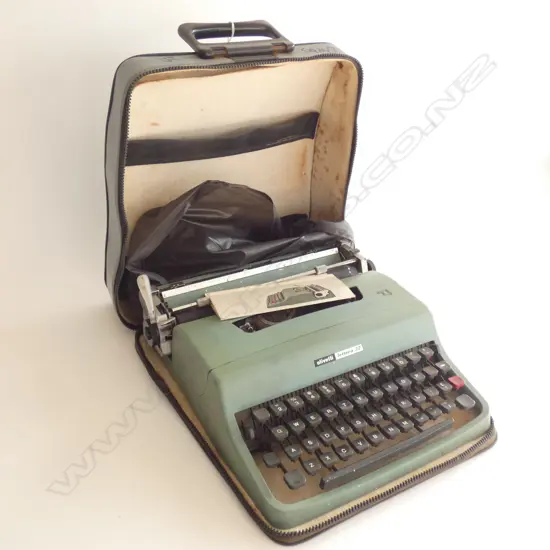 OLIVETTI LETTERA 32 TYPEWRITER CASE A/F