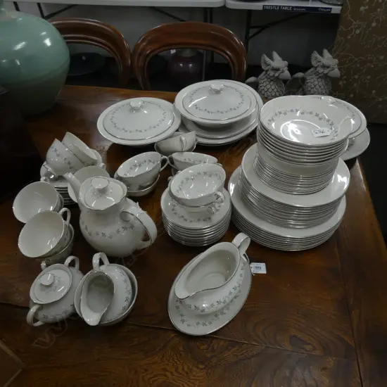 ROYAL DOULTON 'CADENCE' LG DINNER SERVICE  - 82 pcs ...