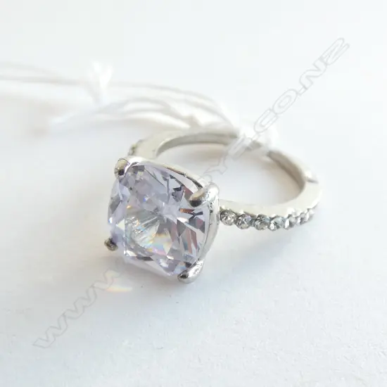 COSTUME RING W FAUX 4CT DIAMOND IMITATION