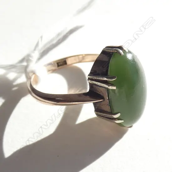 VINTAGE 9ct & POUNAMU RING