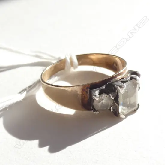 9CT 3 STONE VINTAGE RING 3GMS