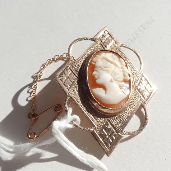 9ct GOLD VINTAGE CAMEO BROOCH 6.65gms