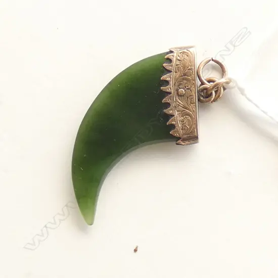 9CT GOLD & POUNAMU PENDANT (TOOTH SHAPE)