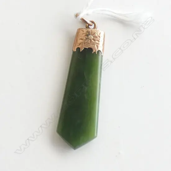 COLONIAL UNMARKED GOLD & POUNAMU PENDANT