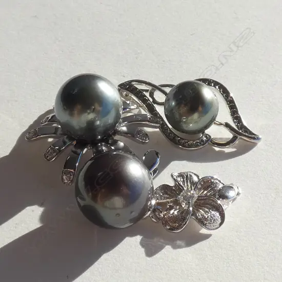 3 BLACK TAHIAN PEARL PENDANTS SET IN 925 SILVER