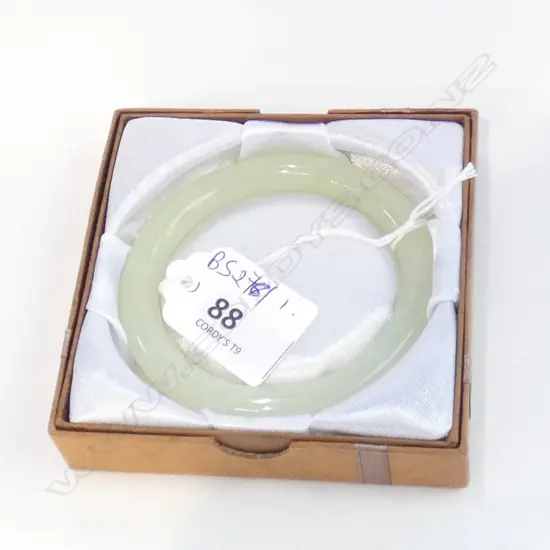 APPLE JADE BANGLE 