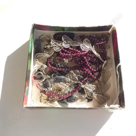 GARNET BEADS, TIGERS EYE EARRINGS, SILVER & SILVER METAL JEWELLERY