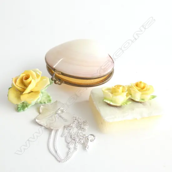 PORCELAIN BROOCH & EARRINGS / SHELL PURSE & SILVER NECKLACE 