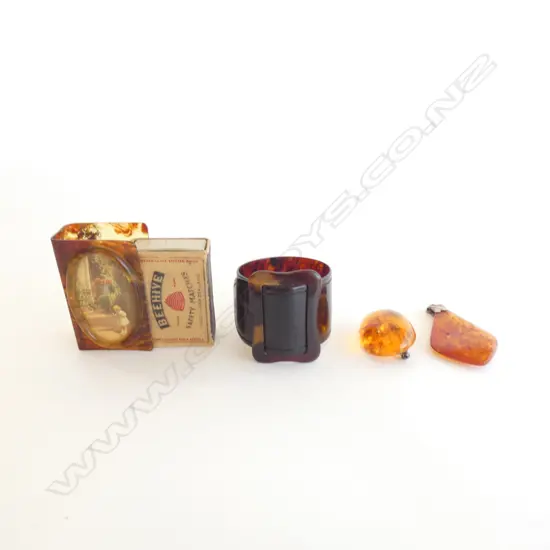 2 AMBER PCES; PENDANT & BROOCH + 2 TORTOISHELL PCES