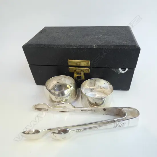 2 SILVER NAPKIN RINGS + 2 S/PLATE TONGS IN BOX