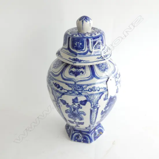 LG OLD ORIENTAL BLUE & WHITE LIDDED JAR H. 315MM