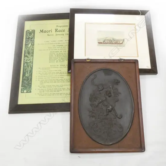 LG FRAMED POSTER '1870 MAORI RACE MEETING KARIOI'(510 X 635MM) +HABITANTS NOUVELLE-ZELANDE PRINT + METAL TIGERS ON BOARD