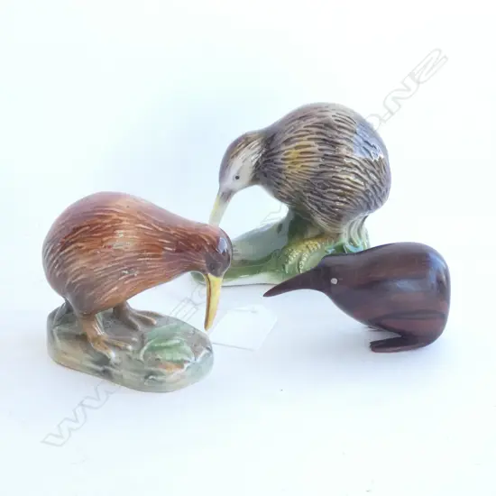 3 KIWIS; 2 CERAMIC LARGEST H. 85MM & CARVED WOODEN L  80MM