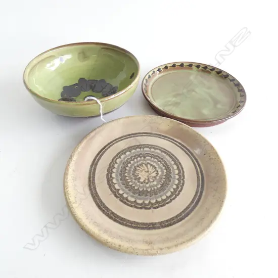 3 PCES SIDNEY TUSTIN WINCHCOMBE POTTERY; 2 SIDE PLATES & BOWL A/F 145mm dia