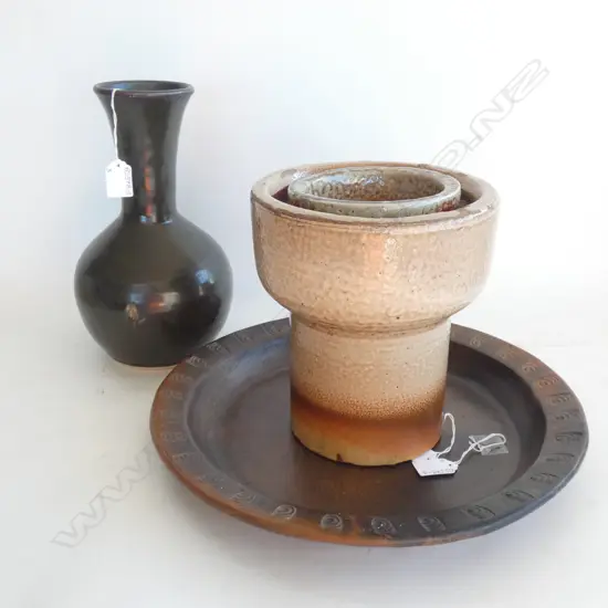 2 LG POTTERY VASES (H 220MM) + LG PLATTER (DIA  380MM)
