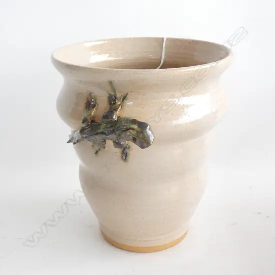 STUDIO POTTERY TAPERING VASE w. LIZARD TO SIDE H.165mm