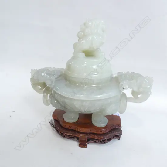 MODERN JADE ORIENTAL LIDDED KORU, H 200MM (INCL WOODEN STAND STAND A/F)