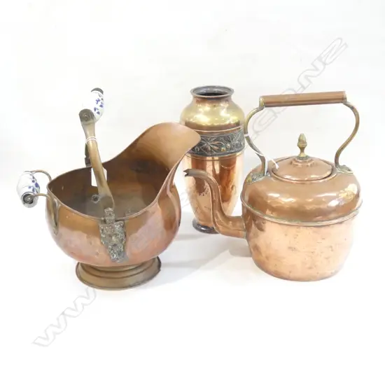 LG COPPER KETTLE (H230MM) COAL SCUTTLE w DELFT HANDLES & COPPER & BRASS VASE H. 285