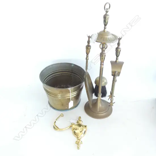 BRASS PCES;  BUCKET (H158MM) / SM 5 PC FIRE SET & VICTORIAN REPO DOOR KNOCKER IN BOX