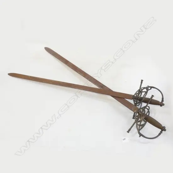 2 REPRODUCTION VINTAGE STYLE SWORDS L.900mm