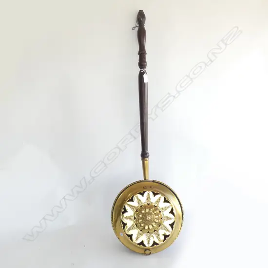 (17718) VICT BRASS & OAK BED PAN 