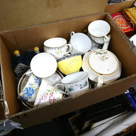 BOX LOT TRIOS / TEAPOT ETC..