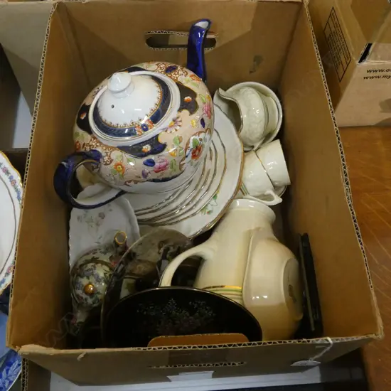 BOX VINTAGE CHINA PLATES / TEAPOT ETC.